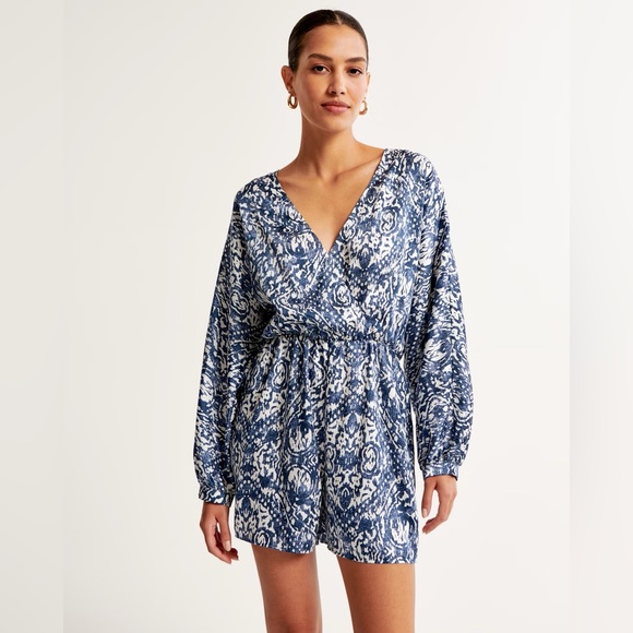 NWT, blue and white romper. Lightweight fabric, on trend peasant sleeves - Picture 1 of 3